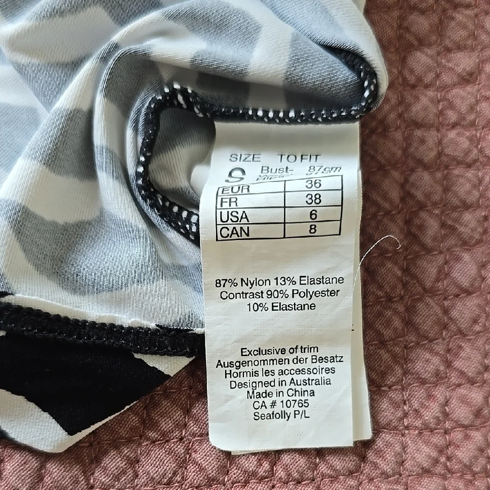 Seafolly Black and White Wave Pattern Rash guard Vest Top - Picture 3 of 14